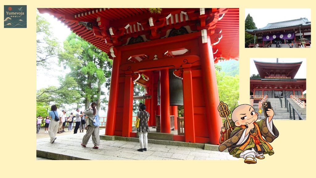 比叡山延暦寺の東塔エリアにある朱色の鐘楼と鐘、周辺の堂宇